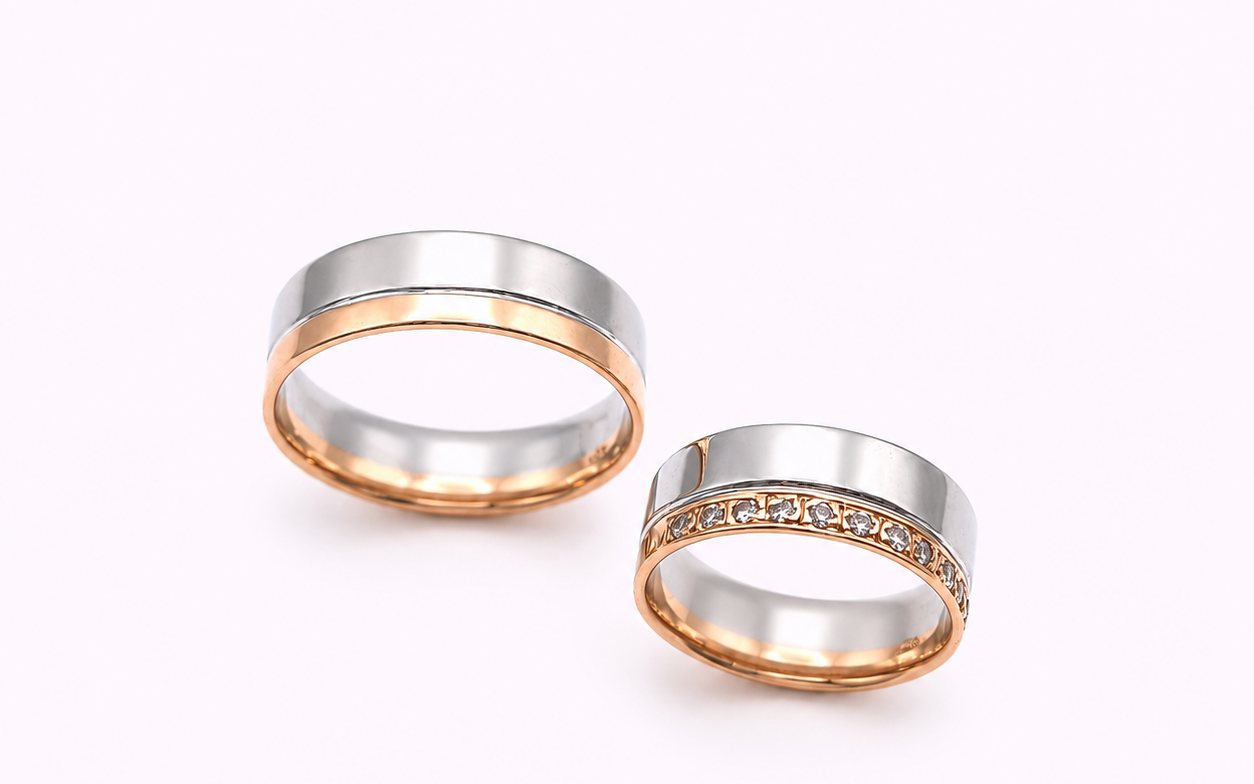 Par de aros de matrimonio en oro de 18k, juntos sobre fondo neutro